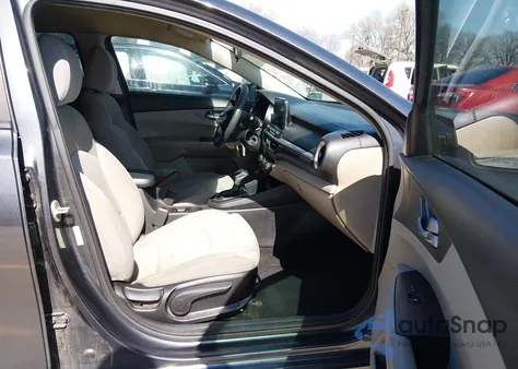 2021 Kia Forte Lxs z USA, uszkodzony, nr VIN 3KPF24AD4ME379918